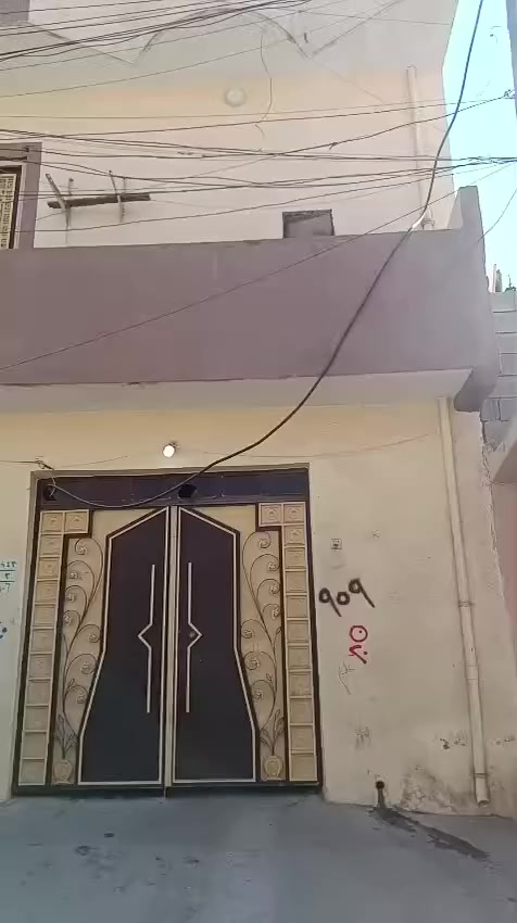 بيت للبيع في حي الكرامه 
مساحة البيت200. سند طابو صرف
يتكون من 6غرف  و استقبال 
غرفتين و استقبال جوه و 4غرف فوك
 صحيات جوه و فوك
سعر190)(***********)
