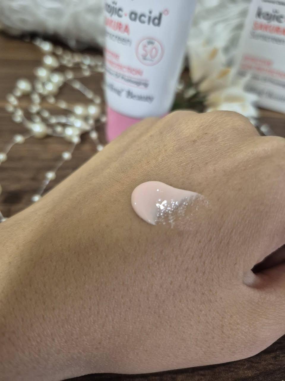 من شفت هذا الواقي كلت نضربت بوري لان الماده ورديه كلت يا منو يخلي واقي لونه وردي على وجهه كلش غريب بس بعدين خليت قطره كلت اجرب على ايدي ودمجته بس بنات نصدمت  سوة الايد تجننننن بحيث ضليت صافنه خلاها اول شي ناعمه وثاني شي ماكو وردي اختفه بس شنو بقه اشراقه ومنضر ايدي صار يجننن اثاري طلع هذا موبس واقي بي مواد تعمل على تجديد الخلايه التالفه وتنطيها اشراقه مميزه سعر الواقي ب٤ 
متوفر وكميه محدوده اكثر وحده تتفاعل تفوز كل خميس وحده تفوز


**إذا كنت صاحب هذا الإعلان وتريد حذفه لأي سبب، رجاءا أرسل رسالة إلى الدعم الفني**