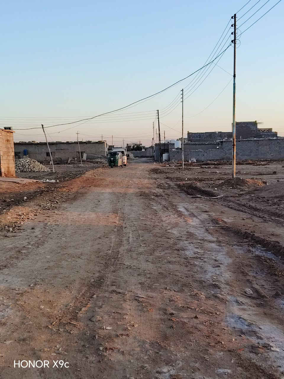 سلام عليكم ورحمة الله وبركاته قطعت ارض البيع بشارع مدرس التراث الهليه مساحت القطعه 400متر خط ثالث رقم صاحب القطلع اليحب يتواصل وياه اني مكلف بل نشر وغير متواجدين عل فيس ***********
