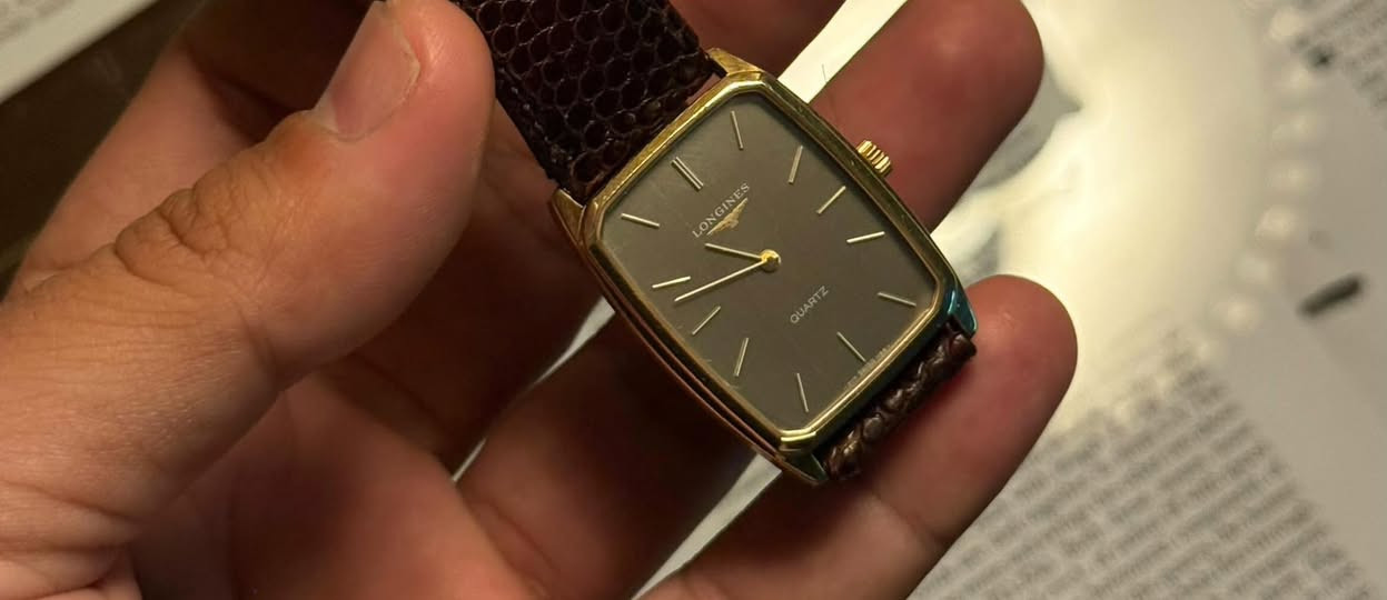 Made Swiss 🇨🇭|| Longines . 

تحفة من ماركة لونجين الفاخرة إنتاج 1980s . 
أصلي ( original ) . 
مينا : نادر باللون الرمادي المدخن . 
كيس : طلاء ذهب . 
سير : جلد طبيعي .
قطر : 28*35 
نظام التشغيل : كوارتز . 
الحالة : تامة . 
للأستفسار مراسلة الخاص ✉️ .


**إذا كنت صاحب هذا الإعلان وتريد حذفه لأي سبب، رجاءا أرسل رسالة إلى الدعم الفني**