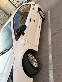 كورله هايبرد موديل 25 ماشي 23. جلد فتحه سياره لادار امامي وبقي الموصفا...