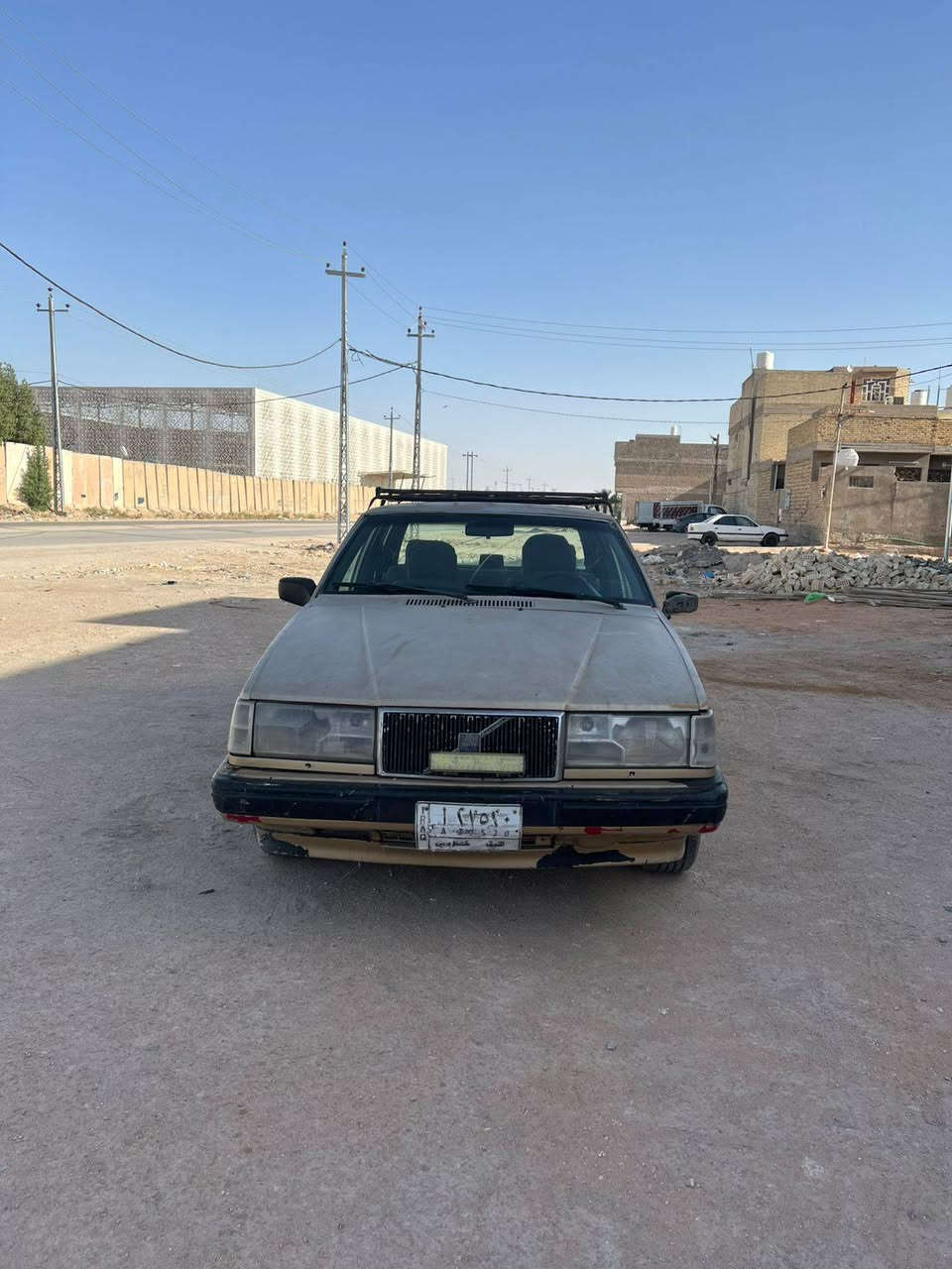 السلام عليكم فالفو 740البيع موديل 1990محرك وكير جيد تبريد ثلج تخم تاير غرفه جيده السعر S28 وبيه مجال قليل ***********

