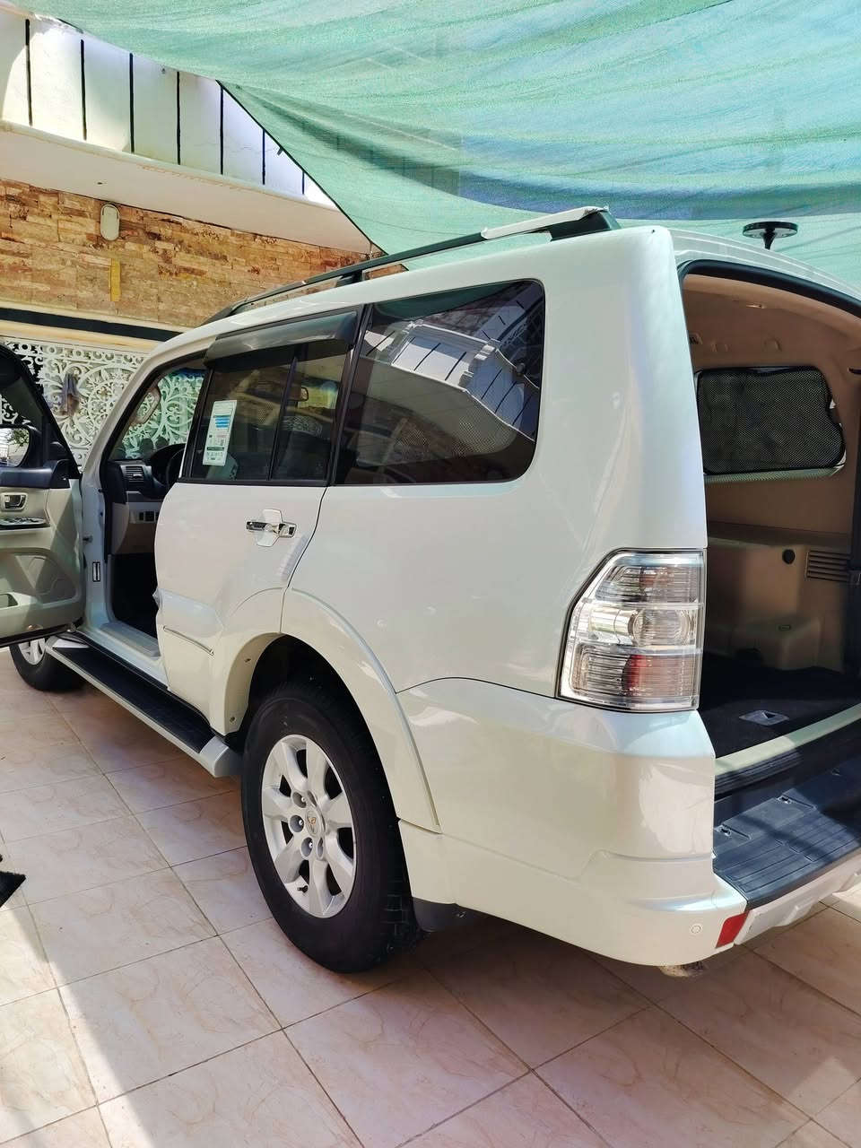 سلام عليكم
باجيرو راس الارنب العلامة الذهبية ٢٠١٨ 
خلجيه مكفوله من كلشي كير محرك تبريد 
داخل صاج 
شاشه وكامره ٣٦٠ 
ثلاجه 
تبريد مركزي ٣ قطع 
تحكمات استيرن 
شاشه اعطال 
حساسات خلفيه
تخم تاير جديد 
رقم اربيل دولي 
ب اسمي تحويل ثاني يوم 
مكاني بابل حله مركز
معروض ١٨٥ وبيها مجال 
هــ/***********
