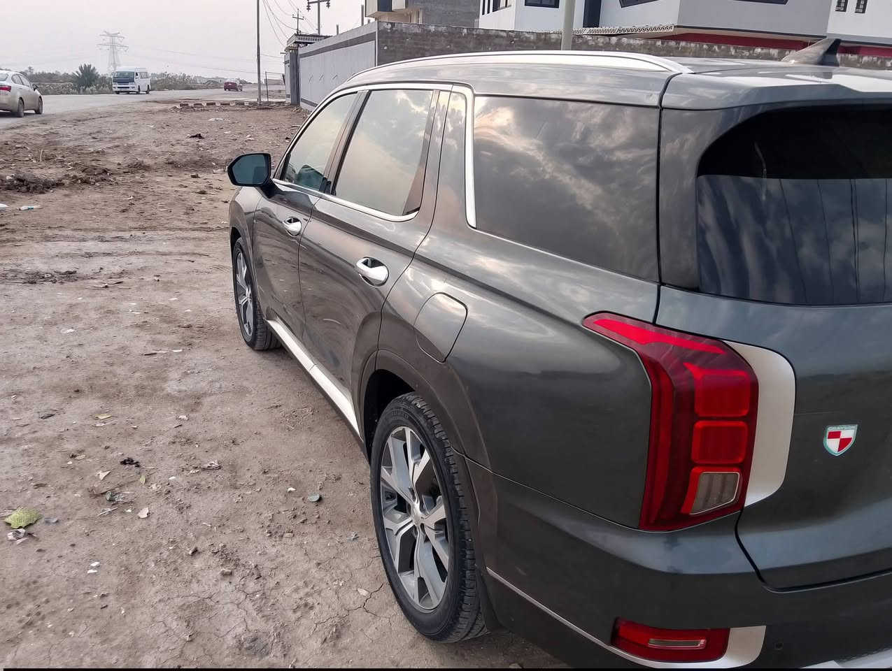 بلسايد موديل2022 وارد امريكي فول فئة ( لمتد )
فول مواصفات كشنات  تبريد تدفئة 
ماشية (76 ميل)
مكفوله 
مواصفات سيارة  
 فتحه
2-كشنات تدفئه تبريد امامي خلفي
 3-كشنات جلد اسود ملكي 
 4- 7 راكب vip منفصل  
5-كشنات خزن كهربائي 
6- نظام صوت متكامل (10) سماعات من Harman Kardon
7-ستيرن تدفئه + هزاز ستيرن 
8-شفتات ستيرن مع تحكمات كاملة 
9-لايتات زينون 
10,لد خلفي 
11-اشارة بالمري 
12-بصمة 
13-بصمة ابواب 
14-سايد بريك كهربائيّ 
15-صندوق كهربائي ( بصمة ) 
16-نظام المنحدرات  
17-بردات خلفي 
18-محرك 6سلندر 3.8L 
19-تشغيل عن بعد و دخول ذكي 
20-توقف ذاكي 
21-مثبت سرعة مع مثبت مسارات 
22-تحديد مسارات متكامل مع قيادة ذاتية 
23-رادارات امامي خلفي جانبي 
24-حساسات امامي خلفي جانبي 
25-شحن وايرليس لجميع المقاعد الامامية والخلفية
26-التبريد مركزي 3 قطع 
27-اتو Stop 
28-المرايا الجانبية قلاب عند الرجوع للخلف
رقم بابل  باسمي 
مكان السياره بابل
السعر250بيها مجال حك الجية وبالخدمة  

 هـ ***********
***********

