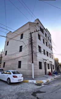 "فرصة استثمارية حقيقية بوارد مضمون" ⭕ بناية ركن سكنية للبيع . ⭕ المساح...