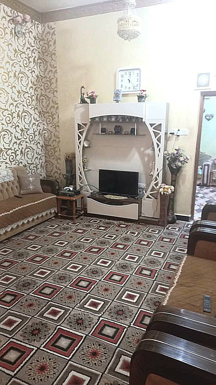 السلام عليكم..
دار للبيع طابو صرف ..
العنوان.. الفرع خلف شارع السعادة مباشرة. 
فرع شيخ عبدالله..
المساحة ٢٠٠ متر مربع..
بناء حديث..
الطابق الأرضي 
إستقبال
صاله
مطبخ مع مخزن 
غرفتين 
مناور عدد ٢ 
صحيات داخليه وخارجيه..
الطابق الثاني..
غرفتين ومخزن وصاله وصحيات 
للإستفسار  الإتصال على الرقم *********** 
صاحب الدار 
حيدر الراضي..
