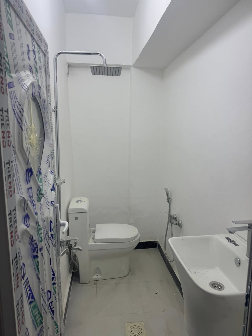 شقه للايجار جديد الشعب مقابل سوك
المدينه

غرفتين وصاله وخدمات 

طابق اول العماره عباره عن ٣ شقق 

معروضه بمكتب الكناني ***********

السعر ٤٠٠ قفل
