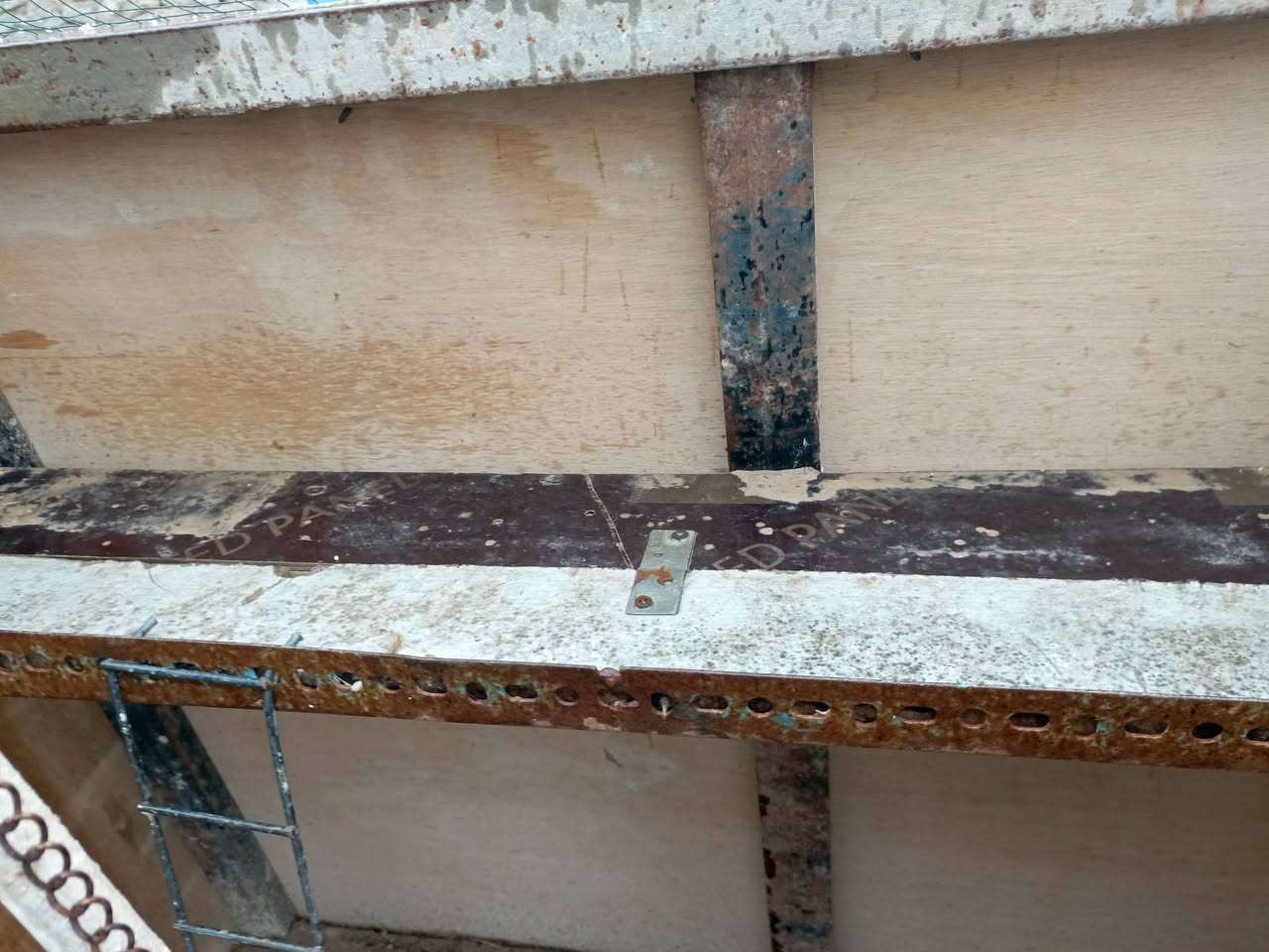 السلام عليكم ورحمة الله وبركاته خوان قفص بلابل تريده مال حمام يرهم قفص مرتب وحلو السعر 75 الف التصال عل رقم مكاني بروانه.  ***********
