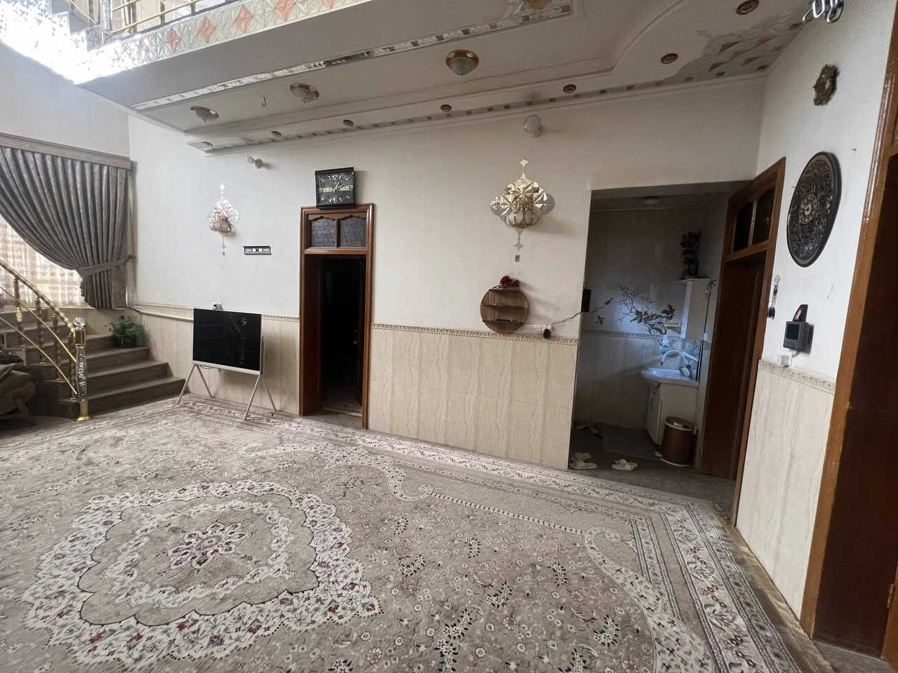 السلام عليكم بيت 🏡 للبيع المساحه 218 متر الموقع شارع الشيخ احمد الوائلي مقابل مطعم كباب حبيب للاستفسار مراسلة الصفحه او الاتصال على الرقم ***********
