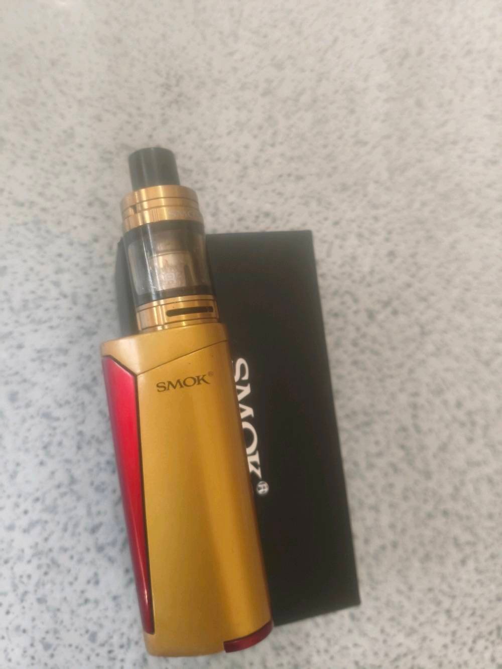 نركيلة إلكترونية ماركة SMOK بلون ذهبي أنيق، بحالة ممتازة ومرفقة بالصندوق الأصلي. مثالية للباحثين عن تجربة تبغ سلسة ومميزة.
