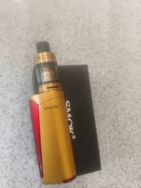 نركيلة إلكترونية ماركة SMOK بلون ذهبي أنيق، بحالة ممتازة ومرفقة بالصند...