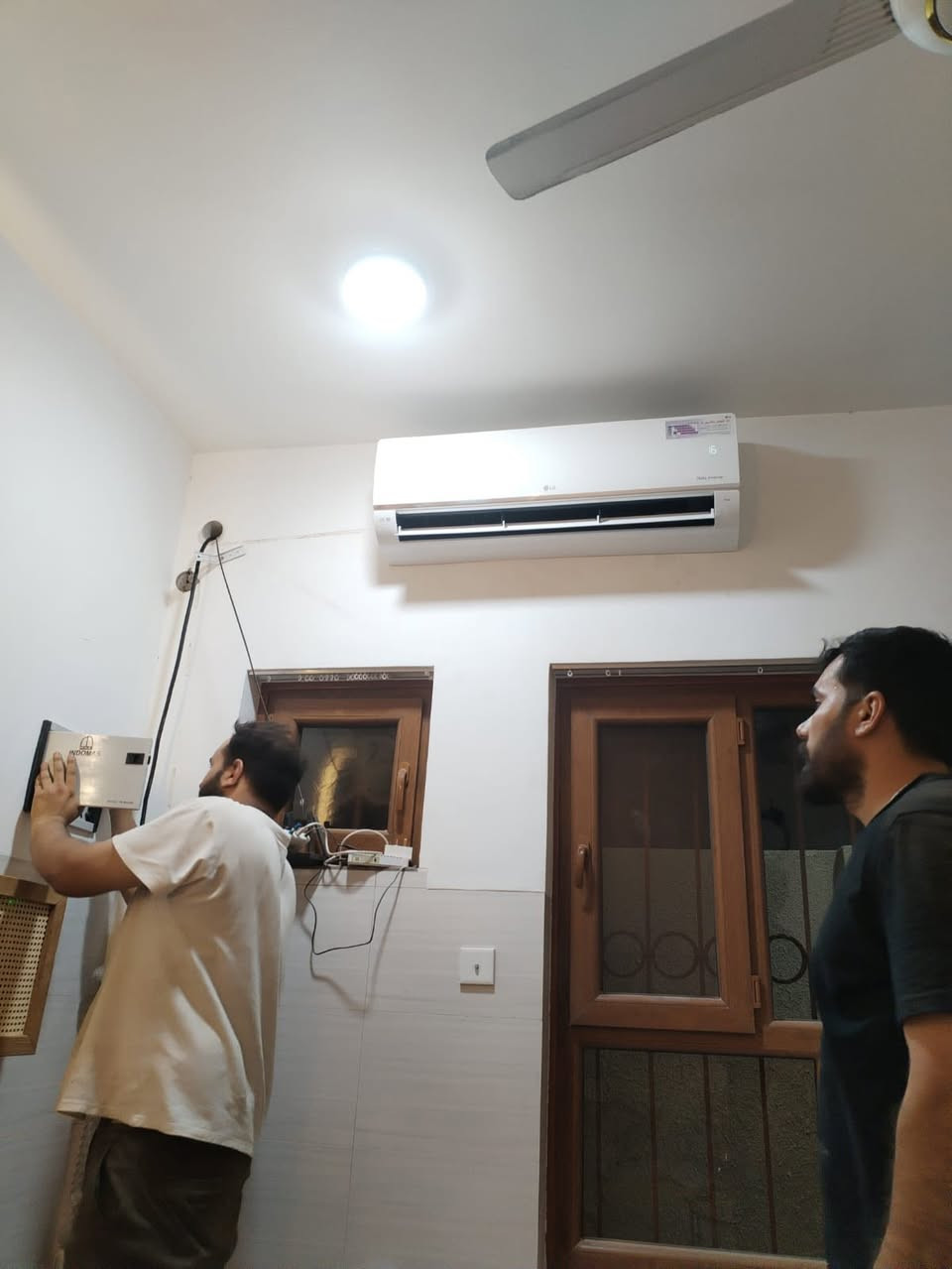 ❄️ تنصيب وصيانة السبالت ❄️

📞 ***********

مع ارتفاع درجات الحرارة وموسم الصيف، انتبهوا من الأسعار الرخيصة جداً، لأن بعض الأعمال غير الأصولية تسبب تخريب بالحائط، وضعف بالتبريد، وتسريب للغاز، وتكلفكم تصليح أكثر بالمستقبل.

✔️ تنصيب جميع أنواع السبالت
✔️ صيانة وتنظيف احترافي
✔️ فحص شامل قبل التشغيل
✔️ معالجة ضعف التبريد والتقطير
✔️ كشف ومعالجة تسريب الغاز
✔️ تمديد مواسير وأسلاك بأصول فنية

⚠️ ملاحظة:
أسعار غاز التبريد ارتفعت بالفترة الحالية، لذلك احذر من الأسعار الوهمية أو الشحن بكميات ناقصة التي قد تضر بالجهاز وتقلل عمره.

💰 أسعار مناسبة وتناسب الجميع
🤝 كفالة على الشغل والالتزام بالمواعيد

🏴 بمناسبة شهر محرم الحرام، يتم تنصيب السبلت مجاناً للعوائل المتعففة قدر المستطاع، بثواب الإمام الحسين (عليه السلام).

📞 للحجز والاستفسار:
***********

خدمتكم شرف إلنا، والشغل الأصولي يوفر عليكم التعب والمصاريف. ❄️🏴
