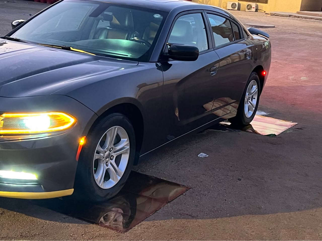 سيارة چارجر SXT بلص 
موديل :2022 
وارد أمريكي كفالة عامة ما عدى الدعميات (سرقة دعاميات) دخولها سرقة دعاميات بدون حادث 
المواصفات: فتحة سقف
كشنات جلد حضن (تدفئة وتبريد )خزن ميموري
ستيرن هيتر (تحكمات ستيرن كروز مثبت سرعة)
رادار خلفي كامرة دوارة 
محرك 3.6 (V6)
رقم اربيل السيارة بأسمي هزة جديدة 
سنوية الى 2029 
الممشة 50الف ميل 
السيارة جاهزة من كلشي تخم تاير وحدادية كلشي كامل ما بيها نقص
ملاحضه خفضنه سعر 260قابل للتفاوض
رقم*********** البصرة, العراق
