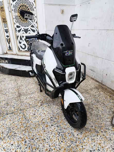 سلام عليكم. من رخصت الادمن عندي دراجه شحن للبيع  نوعه من شركه الاخوين دراجه جديده عدد بطاريات 6
ماشيه شي قليل مكان بداخل الرمادي ..
سعره 850. الف  وبيه مجال 
الإستفسار ع هذا رقم ***********
