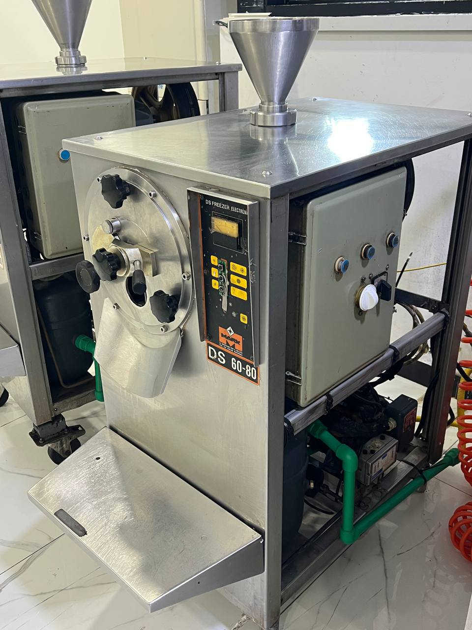 السلام عليكم 
من رخصة الادمن
للبيع مكينه DS
-نوع MARK-
-حجم 60/80-
-12 لتر -
-نضافه فول  بلاديه -
- الانتاج مالتها يطلع خلال 8 دقائق-
-مكاني بغداد حي الجهاد مقابل مشاتل الاطباء -
-للتواصل ***********
-الشراي يجي اتصال ويدلل  ..
