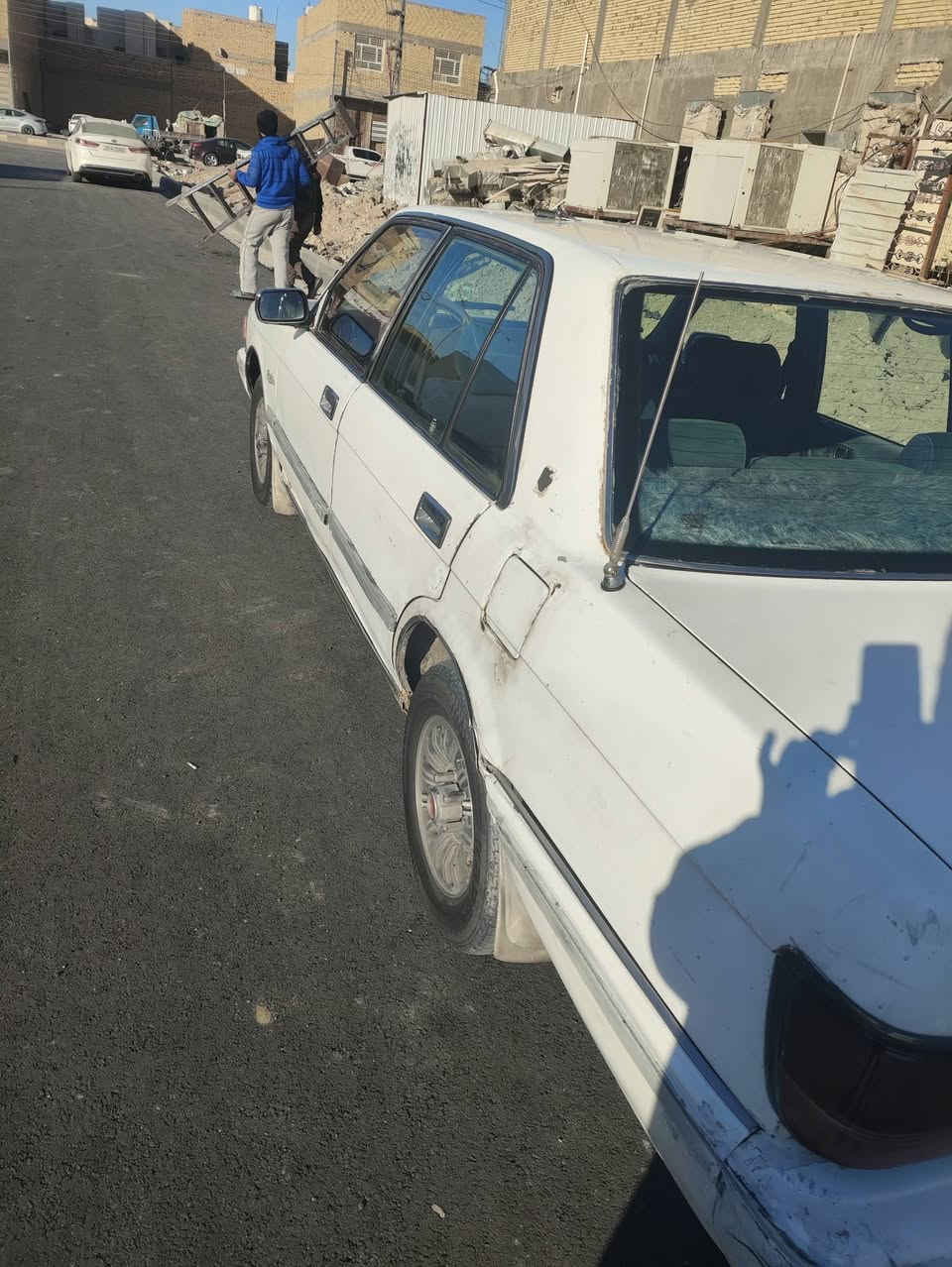 سيدان موديل 90
الرقم بغداد
محرك بطة
الكهربائيات شغالة
اطارات جديدة 
لايتات زنون
بيها رشات صبغ وتعمير شي قليل
السعر 40 ورقة وبيها مجال للشراي
***********
