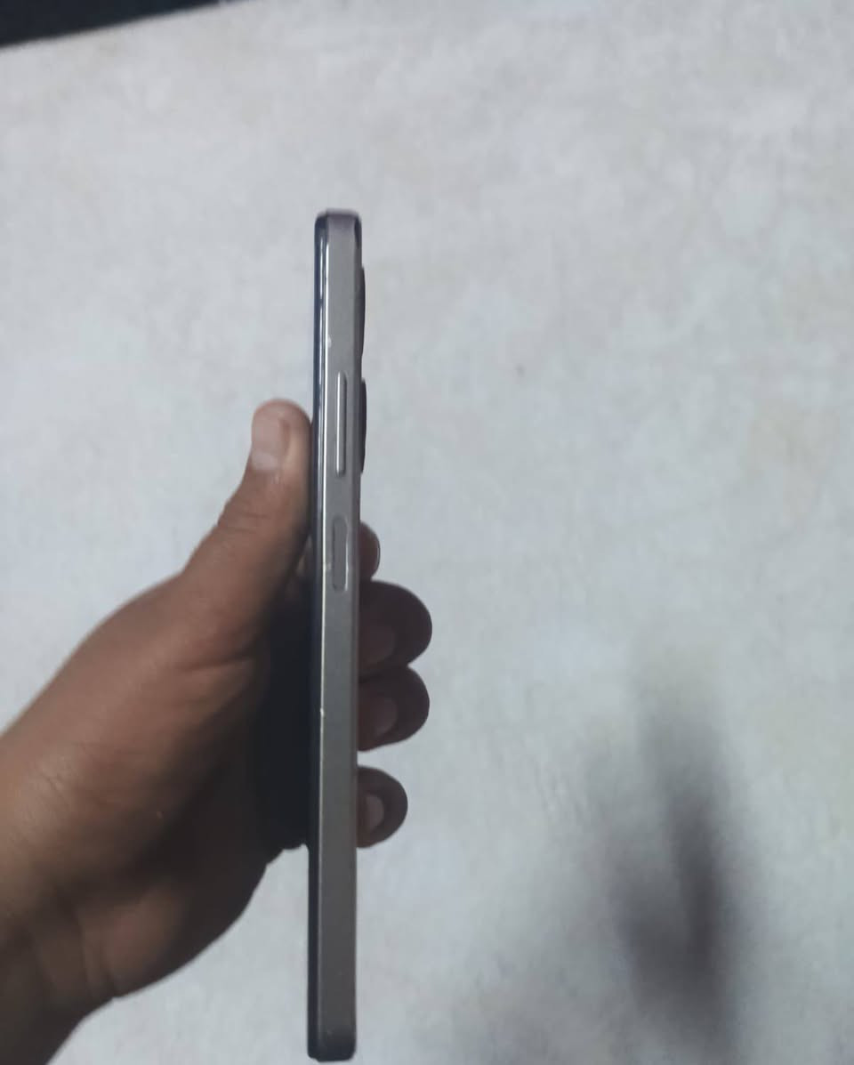📱 Infinix Smart 8 – المواصفات الكاملة
الشاشة: 6.6 بوصة IPS LCD
الدقة: +HD (1612 × 720)
معدل التحديث: 90 هرتز
المعالج: Unisoc T606
نظام التشغيل: Android 13 مع واجهة XOS
الذاكرة (RAM): 4 أو 8 جيجابايت
التخزين الداخلي: 64 أو 128 جيجابايت
منفذ الذاكرة: يدعم microSD
الكاميرا الخلفية: 13 ميغابكسل 
الكاميرا الأمامية: 8 ميغابكسل
البطارية: 5000 ملي أمبير
الشحن: 10 واط عبر USB Type-C
البصمة: جانبية مدمجة مع زر التشغيل
الاتصالات: يدعم شريحتين 4G، Wi-Fi، Bluetooth، GPS
منفذ السماعات: 3.5 ملم
الرقم:***********
السعر:100
وبيه مجال للشراي
