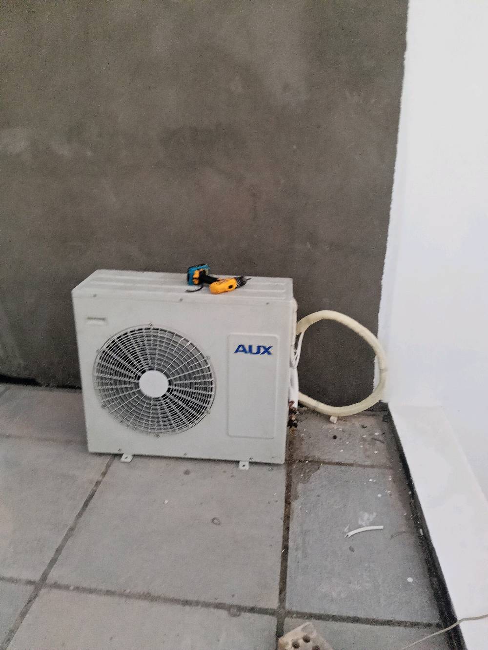 تقدم الورشة التقنية للتبريد خدماتها👷🏻

📲*********** 👷🏻حسين العنزي👷🏻
😍صارت الصيانة 🛠داخل بيتك🏘️ وكدام عينك والي يرضيك ونطلع منك وانته راضي👍🏻 
♦️تنصيب جميع اجهزه التبريد الانفيرتر والعادي مع عمل الفاكيوم
                                                                                ♦️تصليح الليك والفحص الشامل وشحن الغاز الاصلي الفرنسي R410 و R22 مع الضمان سنه كامله 
‎♦️تنصيب اجهزه الكاسيت التي تعمل بغاز R410
♦️تنزيل وغسل وتنضيف اجهزه التبريد 🚿
♦️لحام الليك القطعه الداخليه والخارجية وتبديل أو الغاء عاكس التدفئه مع شحن الغاز 
♦️صيانه جميع اجهزه التبريد الانفيرتر التي تعمل بغاز R410
♦️تبديل كابسترات وكونتكترات 
♦️يتوفر لدينا جميع انواع كارتات السبلت الانفيرتر والعادي 
♦️يتوفر لدينا قطع غيار لجميع السبالت 
♦️صيانه جميع انواع السبالت والمكيفات موقعيا 
♦️ صيانه جميع كودات السبالت الانفيرتر والعادي 
للاستفسار الاتصال او المراسلة ع الواتس اب 
📲*********** حسين العنزي
