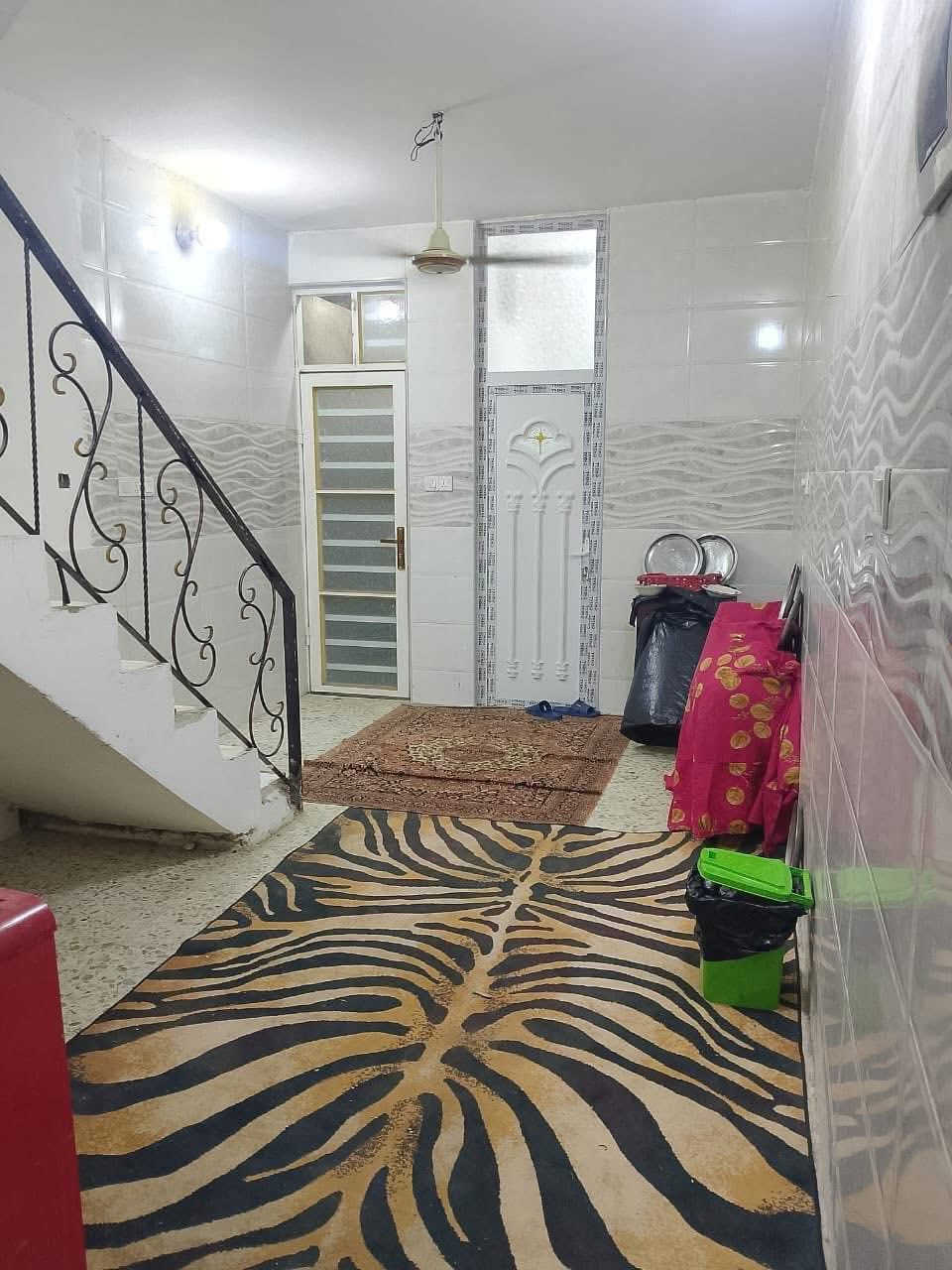 للإيجار مشتمل مساحة ٤٠ م بناء حديث يحتوي على
ط١ / أستقبال + حولي مطبخ + صحيات 

ط٢ / غرفتين نوم + بيتونة 

العنوان / الشعب مقابل سوق ال ٤٠٠٠ الاف قريب على الشارع

للاستفسار الاتصال / *********** مكتب الكرار للعقار
