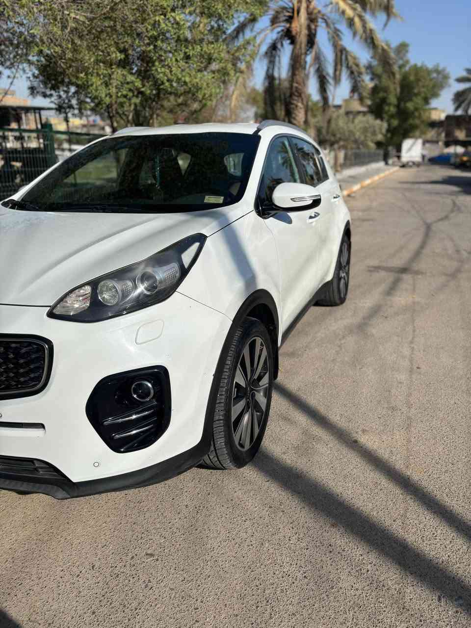 السلام عليكم سبورتاج ٢٠١٨ خليجي
ممشى ١١٥ الف كيلو 
محرك ٢٠٠٠ دوش كير ومكينة مكفول 
مواصفات:
كاميرا دوارة 
قطعتين تبريد
مرايه كهرباء 
سترين جلد
تحكمات ستيرن جهتين
مثبت سرعة 
شاشة اعطال
حساسات امامي وخلفي
السيارة بدون حادث فقط بيها رصعه في الباب الخلفي 
ورصعه في الجامغ الامامي 
وشويه تكحيلات والقطعه واحدة صبغ الي هيه الدعاميه الاماميه 
سعر السيارة ١٨٢ وبيها مجال 
مكاني بغداد الدورة 
تلفون ***********
