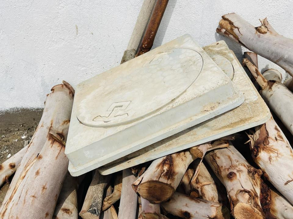 زوايا للبيع قياس مترين 4قطع وقياس متر 3 قطع وزوايا زغار 70 سم ومنهولات قياس 40*40 قطعتين جدد ممستخدمات بس متروكات الي يفيدنة يراسلني واتس آب ***********
