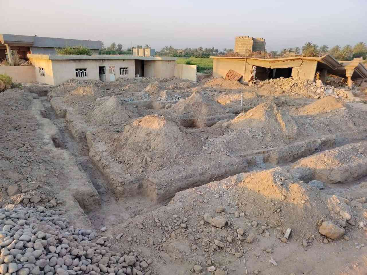 بسم الله الرحمن الرحيم 

﴿ إِنَّمَا يَعْمُرُ مَسَاجِدَ اللَّهِ مَنْ آمَنَ بِاللَّهِ وَالْيَوْمِ الْآخِرِ وَأَقَامَ الصَّلَاةَ وَآتَى الزَّكَاةَ وَلَمْ يَخْشَ إِلَّا اللَّهَ ۖ فَعَسَىٰ أُولَٰئِكَ أَن يَكُونُوا مِنَ الْمُهْتَدِينَ﴾

حثّ النبي ﷺ على بناء المساجد وعمارتها وبيّن أن ذلك من أعظم القربات؛ حيث ووعد من يبني مسجداً لله، ابتغاءً لرضوانه ولو كان صغيراً، بقصورٍ عظيمة في الجنة.

(عن عثمان بن عفان رضي الله عنه قال، سمعت رسول الله ﷺ يقول: (مَنْ بَنَى مَسْجِدًا لِلَّهِ يَبْتَغِي بِهِ وَجْهَ اللَّهِ، بَنَى اللَّهُ لَهُ مِثْلَهُ فِي الْجَنَّةِ) وفي رواية (بَنَى اللَّهُ لَهُ بَيْتًا فِي الْجَنَّةِ) ). 

# حملة تبرع لترميم اعادة بناء بيتًا من بيوت الله سبحانه وتعالى. احد المناطق السنيه التي تضررت بسبب الحروب والقصف بزمن الار هـ ا ب. منذا اكثر من ( عشرة اعوام) لم يرفع الأذن بهذه المنطقه إلى يومنا هذا ولم يصلي اهلها صلاة الجمعة وأذا ارادو الذهاب إلى صلاة الجمعة فإنهم يقطعون عشرات الكيلو مترات حتٰ يصلوا إلى المناطق الذي يتواجد بها المساجد ثم يؤدوا فريضة الجمعة.. فيامن تتبعون سنة رسول الله ﷺ تصدقو ولو بألف دينار لعمارة هذا المسجد ( اعلموا بأن الله واحد وان القرآن واحد وان دين سيدنا محمدﷺ واحد) 
للتبرع أو الاستفسار عن هذا المسجد وهذه البلدة الاتصال على الارقام التالية 
*********** ألاستاذ طه الراوي 
*********** ألاستاذ عبد الرحمن الدليمي 
1792868620 ماستر كارد
