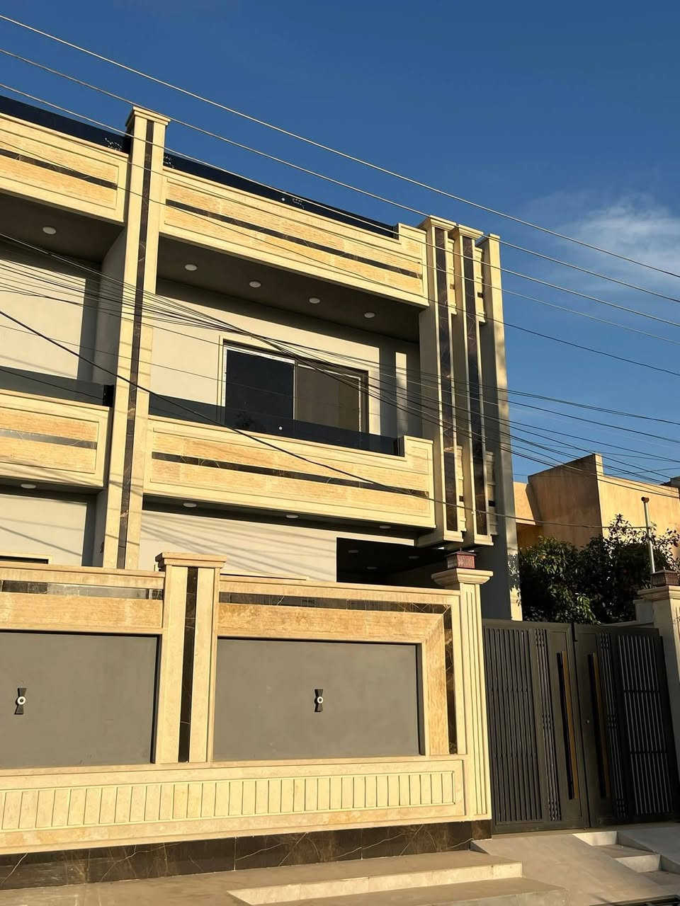 للبيع - دارين في حي الاخاء 👍
*المواصفات:*

- *المساحة:* ١٥٠ متر 🏠

- *الواجهة:* ٦ متر 🌆

- *الموقع:* حي الاخاء شارع 12 مقابيل بيت حديقه 

- *السند:* طابو زهور 📝

- *البناء:* حديث زيرو 🔥

- *التسليم:* مفتاح 🔑

*التفاصيل:*

- *طابقين:*

    - *الطابق الأول:*

        1. كراج 🚗

        2. هول 🏠

        3. استقبال 👥

        4. مطبخ 🍳

        5. صحيات 🚽

        6. مناور 🌞

        7. غرفتين نوم 🛏️

    - *الطابق الثاني:*

        1. ثلاث غرف نوم 🛏️

        2. هول 🏠

        3. صحيات 🚽

        4. سطح 🌞

*للمزيد من المعلومات:*

- *الاتصال على:* *********** أو *********** 📞

- *عنوان المكتب:* حي البكر، سايدين الكنيسة، مجاور معهد النجاح، مكتب أرض الملوك 📍
