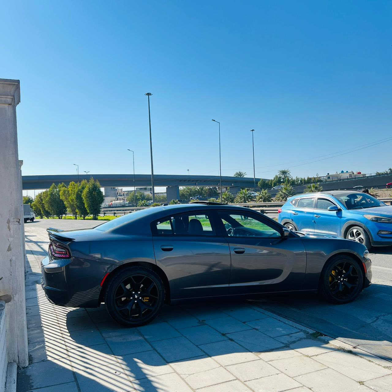 جارجر 2022 امريكي 
SXT فول الفول 
6 سلندر 
حادث جاملغ وبنيد 
ماشيه 66mi
فتحه 
بصمه 
كشنات جلد 
تدفئه تبريد بل كشنات 
استيرن تدفئه 
كشنات كهرباء 
حساس خلفي 
قطعتين تبريد 
كشن حضن 
ويل 20
تشغيل عن بعد 
وباقي المواصفات المعروفه 
السعر 219 وبيه مجال 
مكان السياره بغداد حي الجامعه 
☎️ ***********
