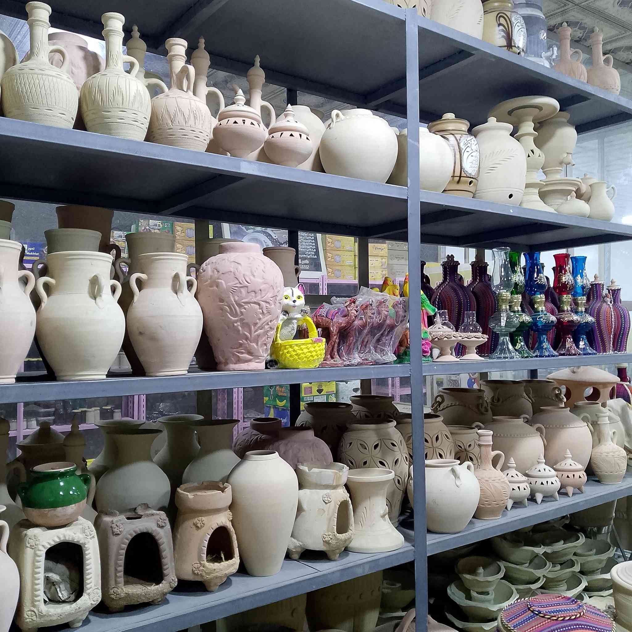يوجد لدينا كافة الفخاريات والتراث القديم عنوان المحل الجديد هيت شارع سعيد الجباوي او شارع المصرف توصيل داخل هيت مجاني بمناسبة شهر رمضان المبارك رقم الهاتف ***********
