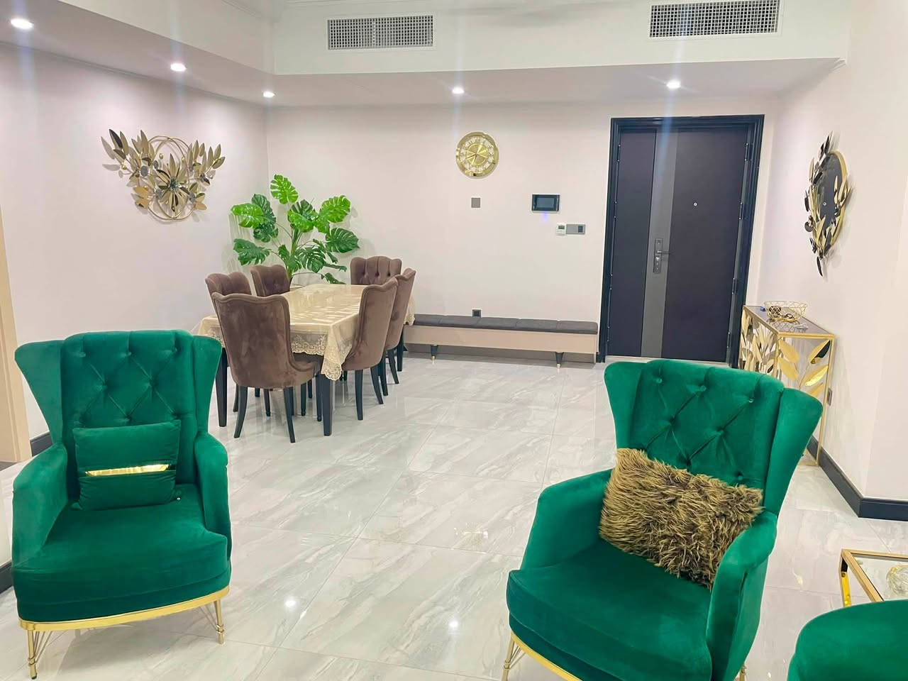 شقة ١٧٠ متر مؤجرة ومؤثثة بالكامل للبيع مع الاثاث في عمارة ٤٧ طابق اول ومتصله مباشر بالبارك الخارجية المقابل لمطار المثنى وسعر الايجار الشهري ١٥٠٠ دولار دفع شهري


**إذا كنت صاحب هذا الإعلان وتريد حذفه لأي سبب، رجاءا أرسل رسالة إلى الدعم الفني**