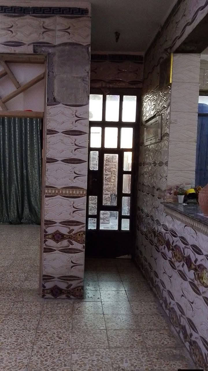 بيتي \
زراعي \ سند 25 .... العبيدي الرئاسه
شارع 20 ... قرب مجمع الببسي
المساحه 200 متر
طابق ونصف
الارضي ...\ 2 غرفة نوم
صاله بمساحه واسعه 7× 6 متر
استقبال ... مطبخ ... حمام ... كراج كبير يتسع لسياره واكثر
الطابق العلوي ...\ غرفتين نوم + صاله .. حمام
ملحق محل غير مكتمل البناء
الخدمات \ مجاري ماء كهرباء . نت.. ماعدى التبليط 
السعر 130 بي مجال للشراي
المراسله على الواتساب  ***********  غير متواجد على الفيس
تحياتي
