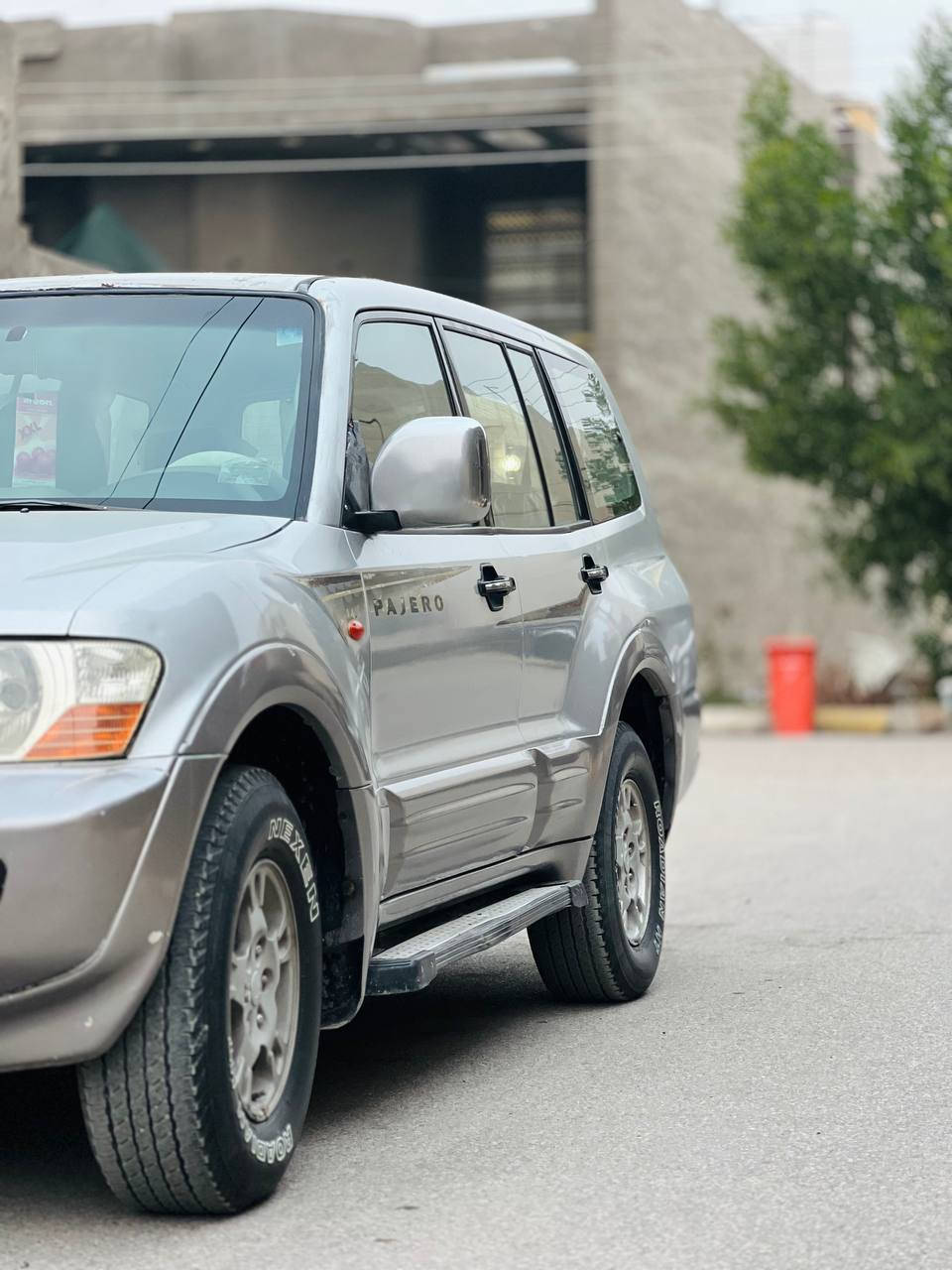 بسم الله الرحمن الرحيم
السلام عليكم 

باجيرو  ٢٠٠٢
1/رقم ذي قار انكليزي بأسمي سنويه حد 2030 
2/كير محرك 2 ونص وخير من الله 
3/حداديه كامله جديدة اقل من شهر 
4/تبريد شغال 3 قطع

5/السيارة سبعه راكب الكشن الاخير قلاب 

6/الكهربائيات شغاله 

7/المري شفط

8/دوشمة جديدة يم علي العراقي( النواب)

9/  تخم تاير و باتري جديد
 سياره  مصبوغه جمالية 

10/لايت زنون اصفر 
11/بروجكترات زنون

12/دشبول صاج 
13/الارضيه جلد 

سعرها ٨٢ بيها مجال شي قليل حك الجيه السيارة مال جناي السيارة متعوب عليها 
للبيع نقد فقط لا مرواس ولا قسط ب عافيه على ياخذها  
المكان ذي قار ناصريه مركز
***********
