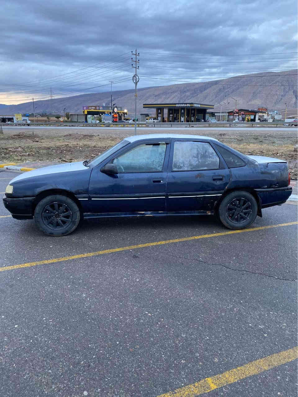 فیکترا مۆدیل١٩٩٢ سعر ١٩ وەرەقە 
 مەکینە ١٦ قایش پان
ئارم پلاستیک سلیمانی بە شەرت ئەولیات 
گیر ومەکینە بە شەرتە 
جوار تایە نوئ 
کارەبای گەرمی هەمو مەزبوتە
بی تەقە رەقەیە 
شوین نزیک شەقلاوە 
*********** شقلاوة, أربيل
