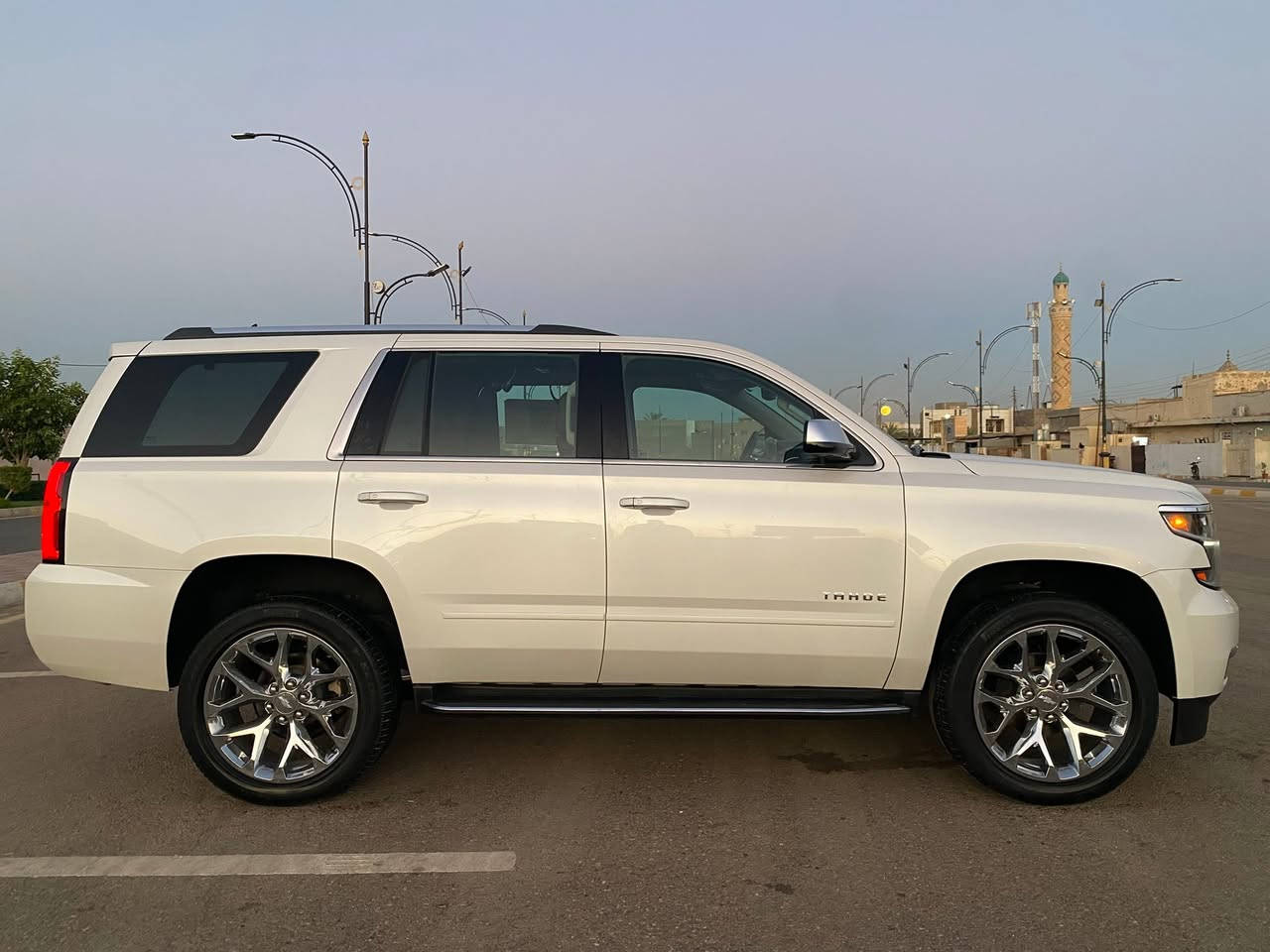 الفخامة و الهيبة الامريكية 🔥🔥
Chevrolet Tahoe 2020.
 تاهو ٢٠٢٠
مواصفات Premier اعلى فئه بالتاهو 
لون الداخل جملي 
داتا شو الشاشه الاكبر حجم ثلاثه ازرار تحكم 
بالداتا شو 
تحكم بمستوى السكليتر والبريك من الدشبول 
مقاعد تدفئة و تبريد
خزن ميمور
فتحة سقف 
شاحن لاسلكي
شاشة كبيرة
داتاشو
ثلاجة تبريد ومجمد
كاميرة بالمراة الامامية
مكينة ٨سلندر حجم ٥.٣لتر 
ماشية١٢٣ الف كم و بحالة جداً ممتازة 
السيارة مكفولة بدون دعم و صبغ و اخر سيرفس في وكالة المنصور يعني السيارة كاملة مكملة 
السياره تخم تاير تخم ويل كروم بدون اي ملاحضه بجسم السياره بالداخل والخارج السياره اني مالكها الثاني وعلى ايد وحده جديده جداً وبالخير على الي اصير من نصيبه سياره جديده وحيل حلوه نصبتها 
رقم بغداد باسمي  الدولي و اكيد شرط التحويل
سعر السيارة فقط 39,000$ بيها مجال للطيبين

السيارة موجودة بالانبار - الرمادي اي استفسار اتصل علي الرقم 
((***********))
