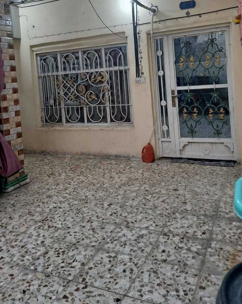 بيت للبيع بالضجريه مساحته 190 متر اعكاده بناء طابوك طابو صرف يتكون من غرفتين وصاله كبيره واستقبال اربعه ونص في ثمانيه ومطبخ وحمامات مع كافة الخدمات يمك صيدليه ومخضر واسواق ومخبز وفورتات يبعد عن الشارع العام 30 متر قريب جدا رقم صاحب البيت ***********@إشارة
