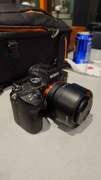 Sony a7iii 9k الشتر  بدي فقط كارتونها موجود وي  اغراضها سعر 1200 الف  ...