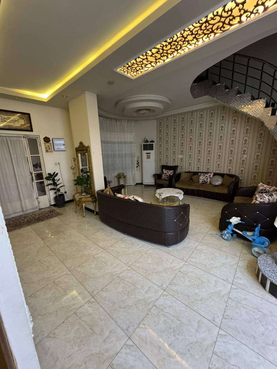 يعلن مكتب عقارات أبو انور فرع الطويسه عن وجود ابيوت البيع الفيروزيه عدد 3 يعني 3 بيوت+ ديوان +حمام عدد2+ مخزن خارجي مساحة الارض1900 م يعني دونم الى ربع مساحة بناء البيت الواحد تقريبا 170 م البناء طابوق فول مواصفات وديكورات بيتين طابق ونص وبيت واحد طابق واحد حديقه عدد 2 كبيره موجود بيه نخل عدد10 برحي العنوان الجزيره شارع الفيروزيه قبل الجسر الثاني بناء حديث سعر المطلوب 650 مليون وبيه مجال مكان راقي ممتاز الستفسار الاتصال//***********//***********// كما نستقبل جميع عروضكم وطلباتكم التجارية والعقارية المكتب مجاز قانونيا المكتب ماقبيل مطعم الحسون عقارات أبو انور فرع الطويسه
