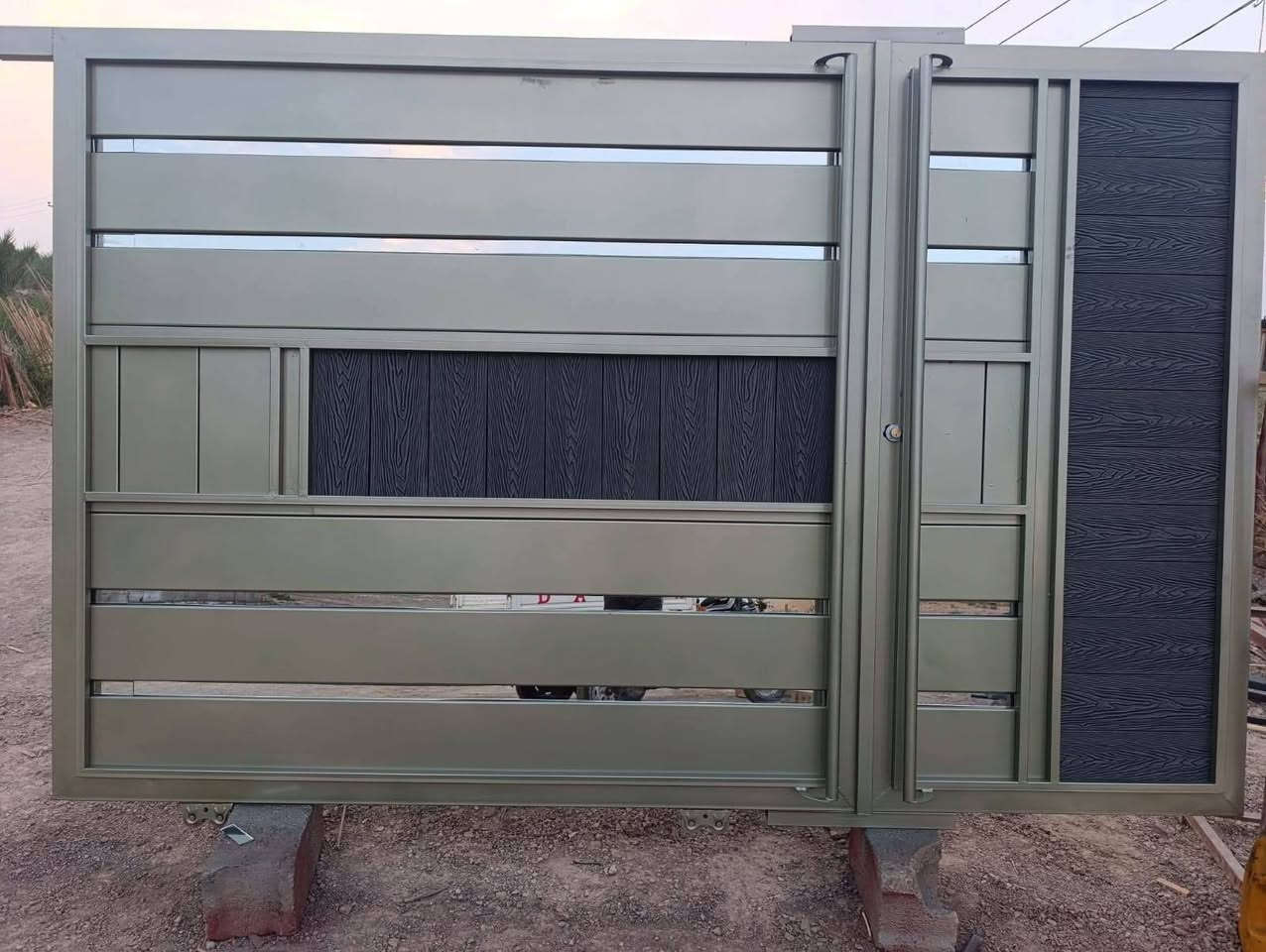 معمل سيد أمجد الموسوي لبيع الأبواب والشبابيك جمله مفرد وب أنسب الأسعار مستعدون لتجهيز المحال ودوائر الدوله *********** الاستفسار الاتصال او المراسله وات ساب
