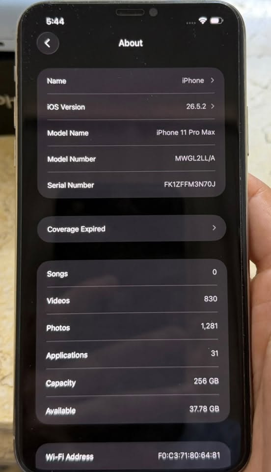 iphone 11 pro max 
الذاكرة: 256

البطارية: 88 (بلادية)

الحالة: قمة بالنظافة ما مفتوح ولا برغي مابي ولا زلغ بدن وشاشة 100%

الملحقات: الكارتونة الاصلية ويا الجهاز

السعر: 470 الف (بي مجال للجادين فقط)

المكان: بغداد البياع

للتواصل واتساب: ***********
