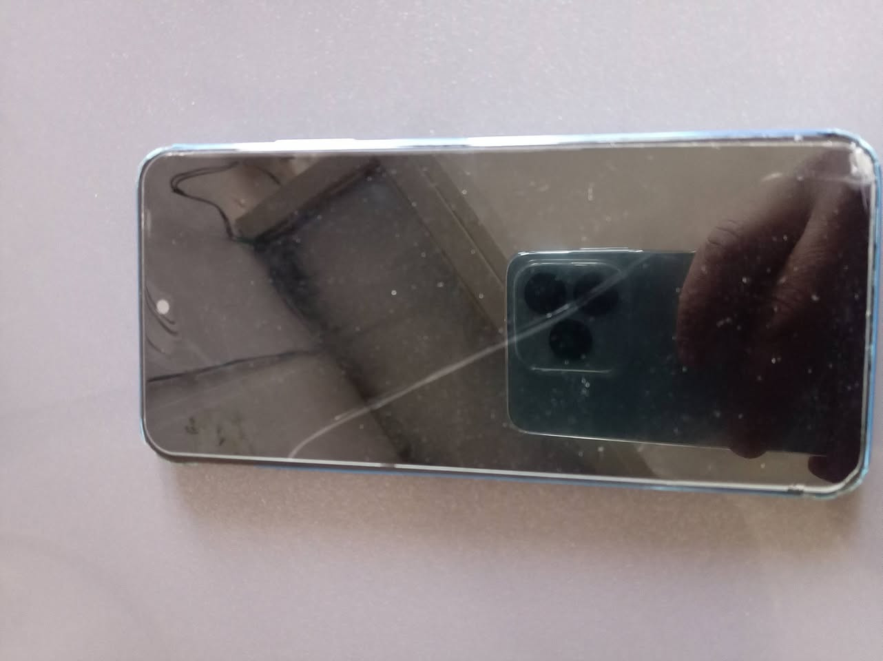 ريدمي ١٠ s ما يشحن وفطر بالشاشه شغال..
سامسونك A0s  شغال ما يشحن... 
اثنينهن قفل ٥٠ ألف 
*********** واتس
