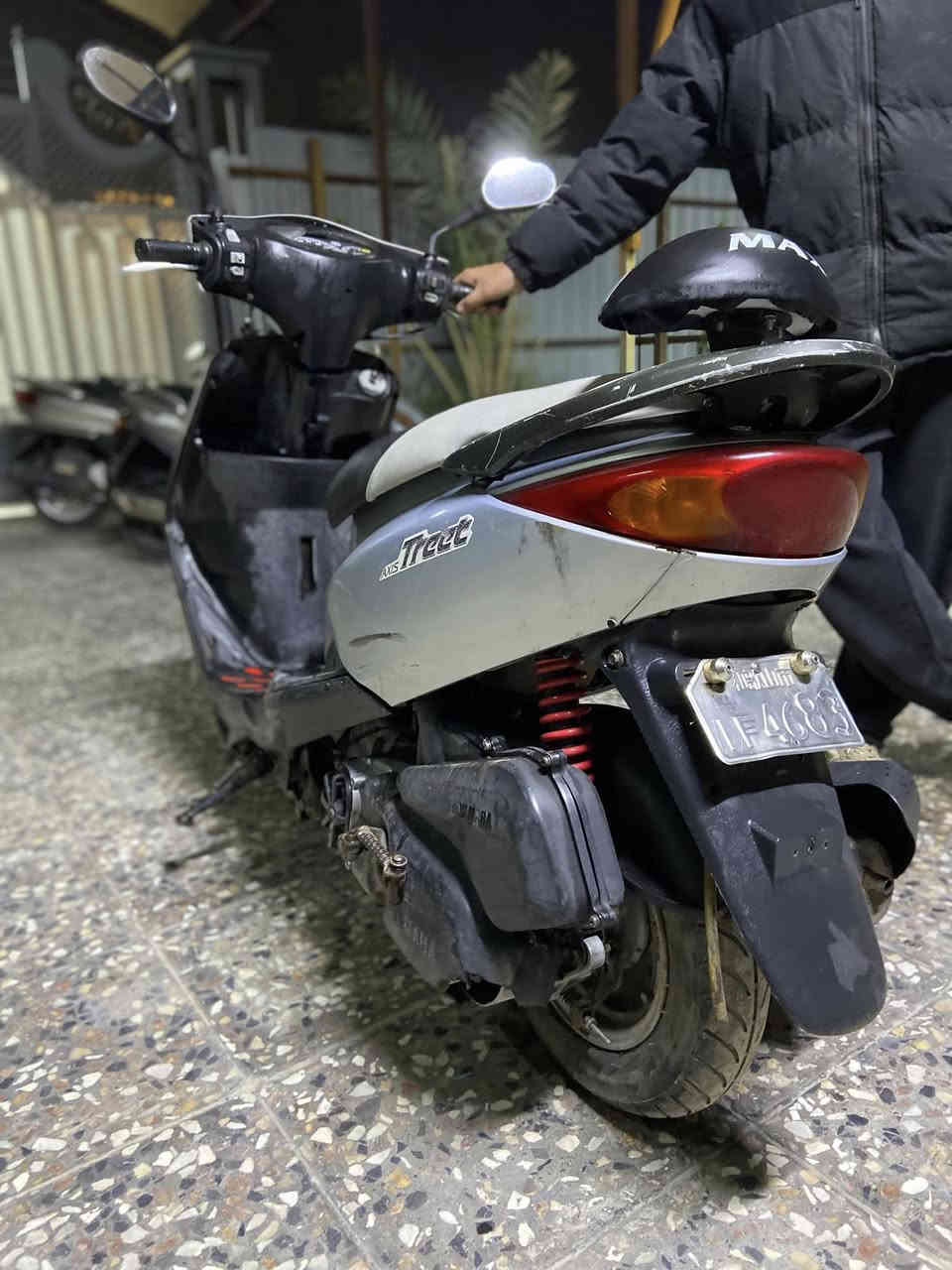 اكزز للبيع مكينه بلاديه ممفتوحه خرسه ادامه كامله نقصها بس ستان تعليك وعداد مكسور الكيج مال بانزين شغال الدراجه نكره بكل وقت سعرها 650 مكاني بغداد الكاظميه 
واتساب ***********
