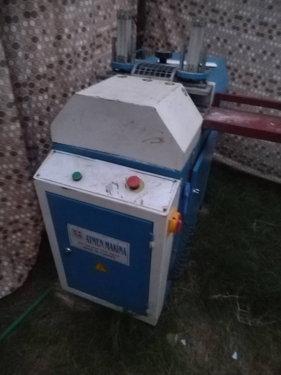 السلام عليكم متوفر معمل PVC كامل  للبيع  خمس مكائن كما موضح في الصور العنوان ديالى   للاستفسار  ***********
