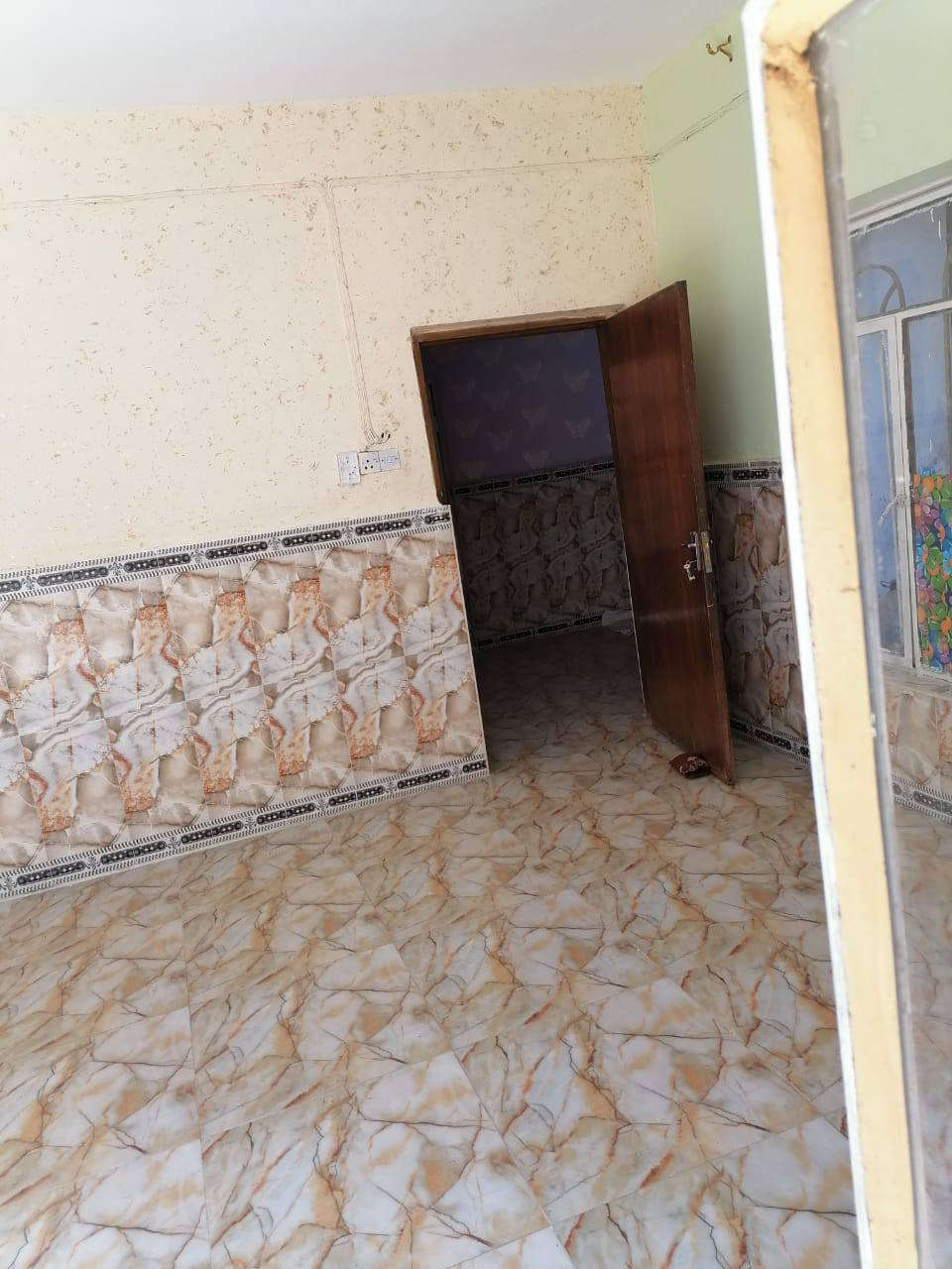 يوجد دار الايجار
مساحته 200متر 
العنوان حي العسكري صدر الرابع قرب مدرسه العراق وقريب مكتب غسان 
البيت يحتوي على غرفتين نوم وصاله ومطبخ وصحيات واستقبال وطارمه ومناور وسطح وحديقه 
البيت قريب على شارع العام الرئيسي 
البيت نضيف جدا جدا وعالي عن شارع موقع جدا حلو 

استفسار اتصال ارقام على التاليه
*********** بإدارة ابوامجد الكرعاوي العقار 
***********
*********** بإدارة ابورقيه العرداوي العقار 
*********** هذه الرقم بي بس واتساب فقط 

ومراجعه للمكتب اسم المكتب الغيث للعقار 

عنوان المكتب حي العسكري الاول قرب مطعم كباب نذير الشارع مباشره
