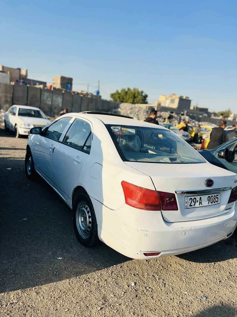 بيوايددي ١٣ سياره مابيهة صبغ وضربه سياره جاهزه خير من الله السعر 46بيهة مجال قليل الشراي ‭***********
