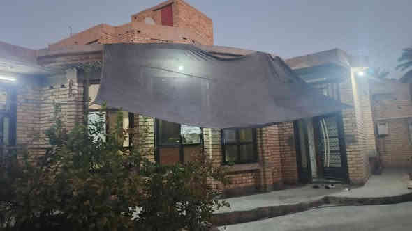 السلام عليكم بيت مساحته 263طابو صرف العنوان الحصوه حي القدس قرب مستوصف حي الانتصار للبيع يرهم مبادره اتصل عله رقم ***********
