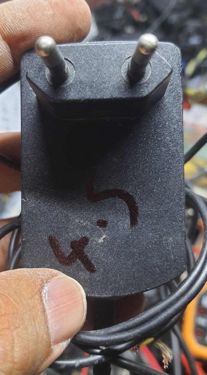 محولات اصلية كله شغال ومفحوص 

الكبار عددهن 8 بيهن 

والصغار 6

وحديد 4

السعر للكل 65 الف قفل 

اكو بيهن نقص كيبل كهرباء 

تجي تفحص بنفسك 

بغداد السيدية 

***********
