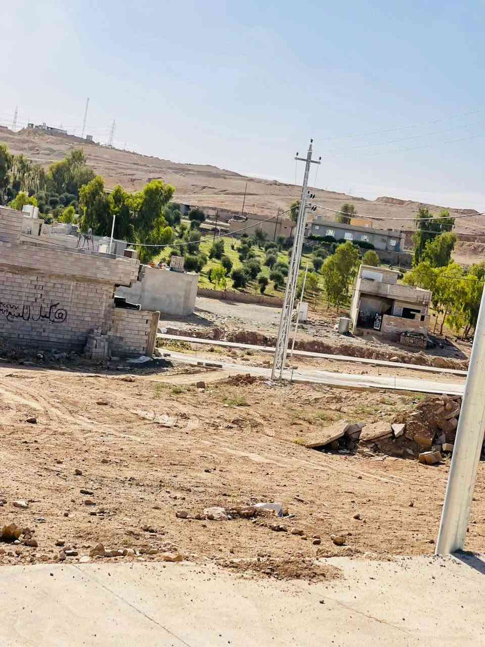 السلام عليكم 
ارض للبيع  مستعجل في حي الزيتون فرع اسواق ابو علي  قريب على مدرسة الزيتون
المنطقة كهرب وتبليط كامل 
بيها وصل بلدية كارت 
مساحتها 150 متر ركن
السعر 21 مليون بي مجال ***********
***********
