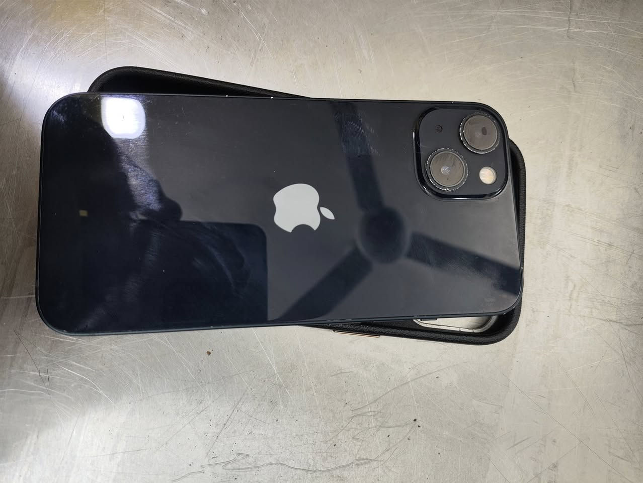 بسم الله 
ايفون 13 عادي ذاكرة 128 مبدل شاشة و بطارية اصلية الباقي كله بلادي و شغال
السعر 350 مكاني المنصور ***********
