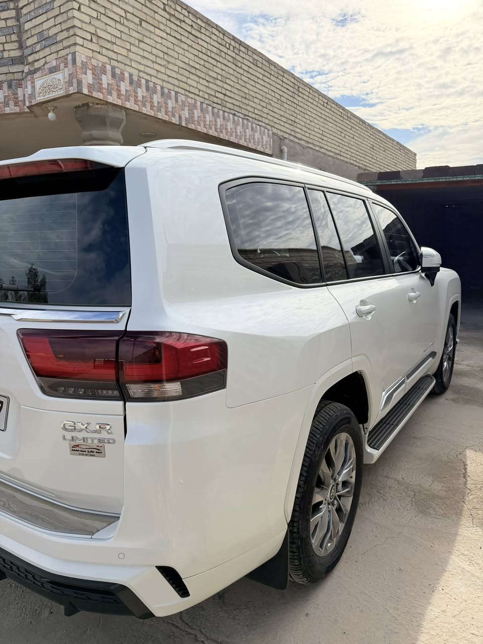 السلام عليكم لاندكروز للبيع موديل 24 بريم لمتتد 
فوول موصفات رادار و4 كامرات (رقم شمالي 
السياره مكفوله كفاله عامه من كلشي
ماشيه (آلاف 10 حقيقي وبيها كتاب تضليل
***********. ***********
