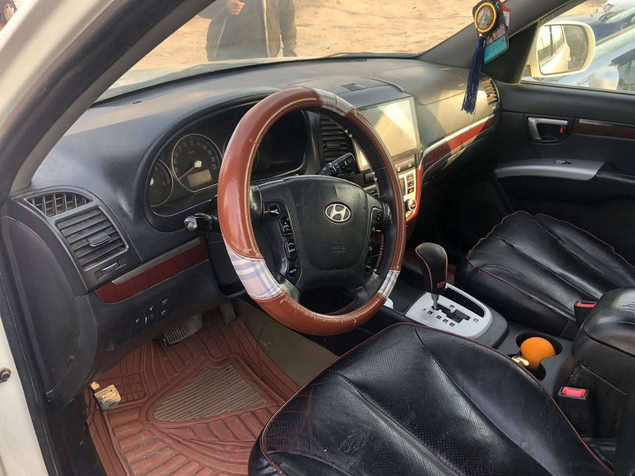 سنتافياا خليجي 2009 6 سلندر محرك 2700
سنويتهة 2029 
فول مواصفات 
7 راكب 
فتحة بالسقف 
شاشة 
مثبت سرعة 
مري شفط 
3 قطع تبريد 
كير ومكينة مكفولات 
سعرهة ١٣٣ وبي مجال  
او مراوس بكورلا 2017 وفوك
***********
